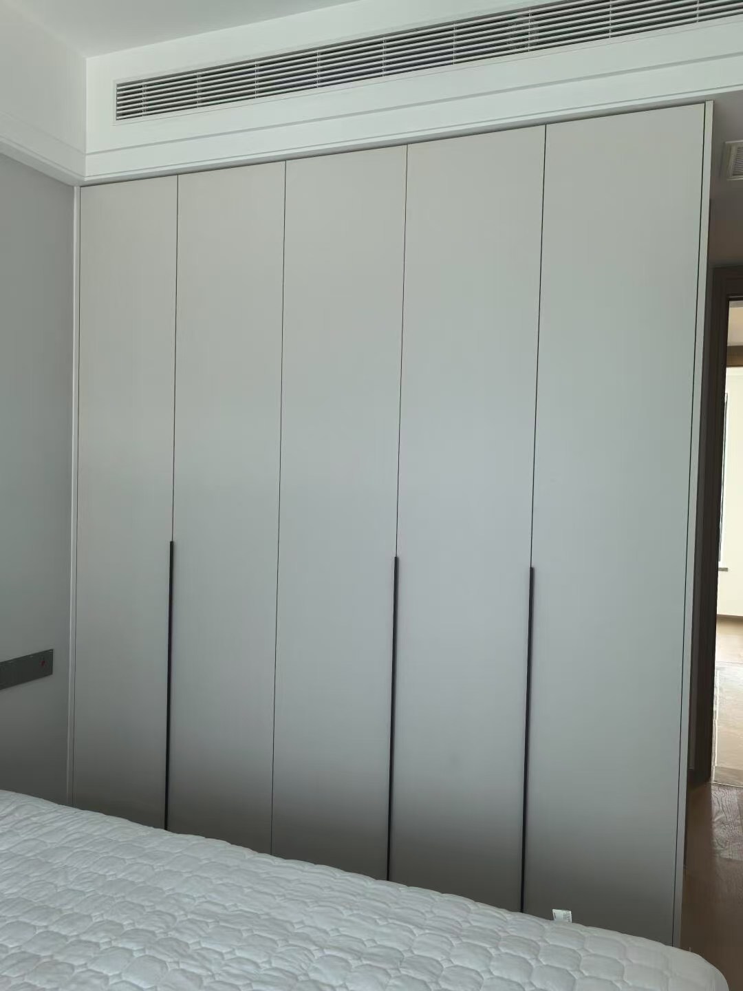 Minimalist Integrated Bedroom Wardrobe